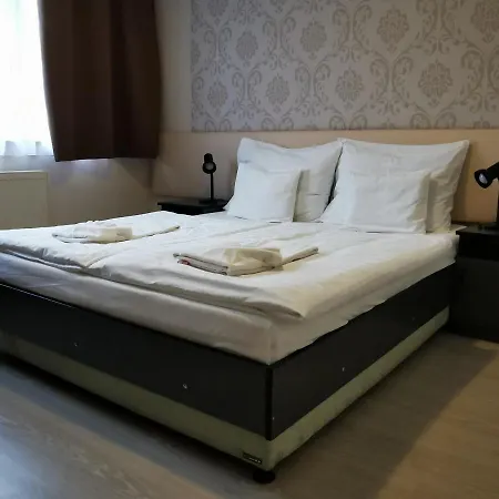 Patyi Etterem Es فندق 2*