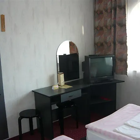 Patyi Etterem Es فندق 2*