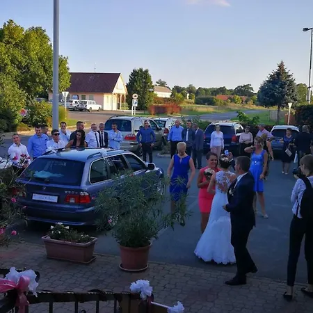 Patyi Etterem Es فندق 2*