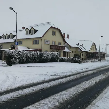 Patyi Etterem Es فندق 2*